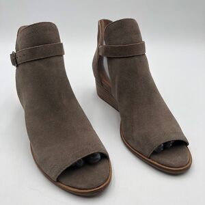 Lucky Brand Wedge‎ Peep Toe Sandals Women's 6.5 M Suede Taupe LK-Reemas